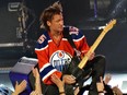 Keith Urban sports the new Oilers jersey during his July 2015 show at Rexall Place.
