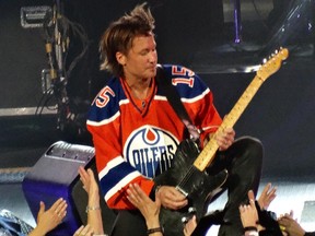 Keith Urban sports the new Oilers jersey during his July 2015 show at Rexall Place.