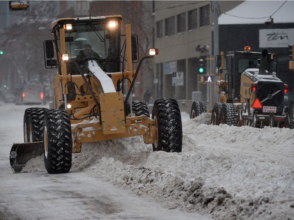 'Alarming' number of Albertans risking lives overtaking snow plows