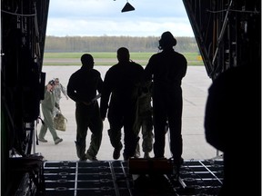 American troops board a C-130 Hercules as it taxis after a flight during Exercise Maple Flag on June 9, 2016, in Cold Lake, Alta.