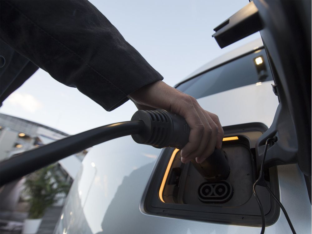 Edmonton officials pitch new electric car charging stations Edmonton