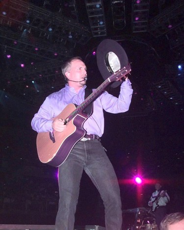 LOCAL CAPTION: Garth salutes fans with wave of hat
EDMONTON FOLK MUSIC FESTIVAL

Edmonton-08/10/96-BROOKS CONCERT 4-Garth Brooks waves his hat to a sold out concert audience in Edmonton tonight. Photo by Larry Wong/Edmonton Journal.