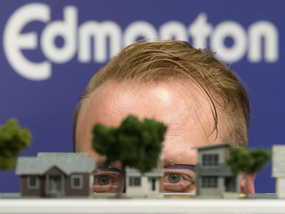 Front driveway to be phased out in Edmonton's mature neighbourhoods