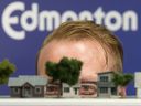 Le planificateur principal Colton Kirsop pose pour une photo avec un modèle de maisons de quartier matures lors d'une conférence de presse à l'hôtel de ville le 26 janvier 2017.