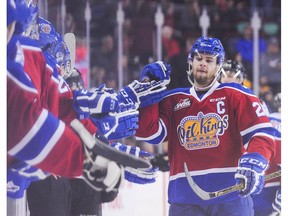 Aaron Irving of the Edmonton Oil Kings celebrates with the bench after scoring against the Calgary Hitmen at Scotiabank Saddledome on Dec. 30, 2016 in Calgary. (Getty Images)