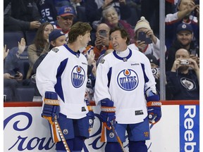 Former Edmonton Oilers Wayne Gretzky, right, and Ryan Smyth chat during a practice for the NHL's Heritage Classic Alumni game in Winnipeg on Oct. 21, 2016. (The Canadian Press)