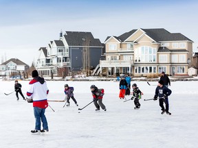Lake Summerside's 12.9-hectare lake offers great recreational opportunities in winter and summer.