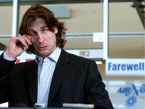 Ryan Smyth cries as says his goodbyes during a press conference at the Edmonton International Airport on Feb.28, 2007. He was traded to the New York Islanders at the NHL trade deadline the day before.