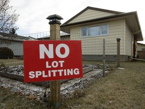 A 'No Lot Splitting' sign in front of a Hardisty neighbourhood home.