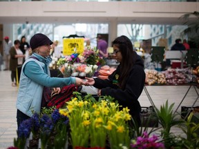 Growing numbers of Albertans are visiting farmers markets and other local food outlets.