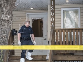 Edmonton Police collecting evidence at a duplex in northeast Edmonton after a man died in custody after an incident at the home overnight. Dec. 8, 2015.