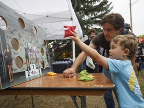 EDMONTON ALBERTA: September 3, 2017 Rory Eamer, 4, gets encouragement from his dad Gil Eamer at the start of the Tour of Alberta in Edmonton September 3, 2017. AMBER BRACKEN/POSTMEDIA Photos off Stage 3 of 2017 ATB Tour of Alberta for Monday, Sept. 4.
AMBER BRACKEN Amber Bracken