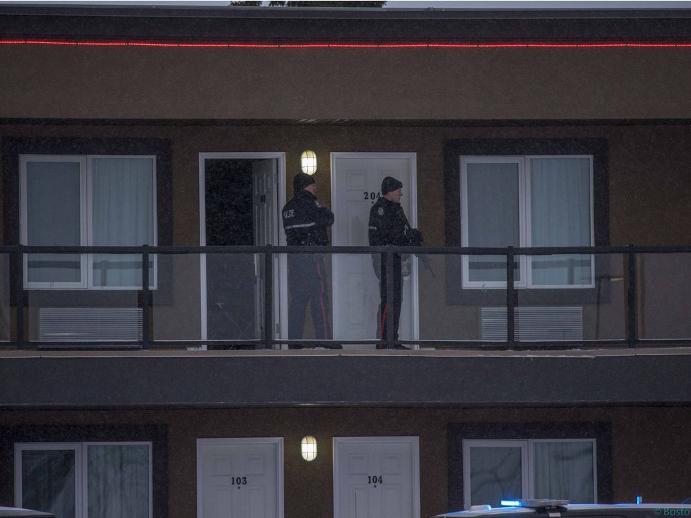 Man dies after police standoff in south Edmonton Edmonton Journal