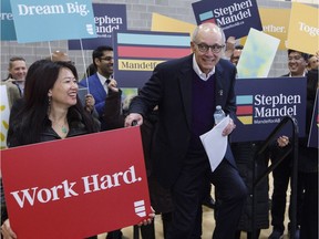 Former Edmonton mayor Stephen Mandel announces his bid to lead the Alberta Party, in Edmonton on Wednesday, Jan. 10, 2018.