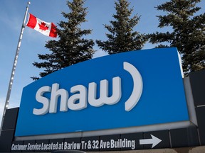 Shaw Communications Inc's quarterly profit easily topped analysts' estimates on Thursday.