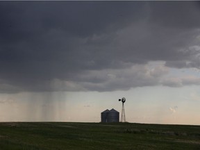 CALGARY SUN 20100622- MIKE - A thunderstorm dumps some rain near Daysland, Alberta.  MIKE DREW/CALGARY SUN/QMI