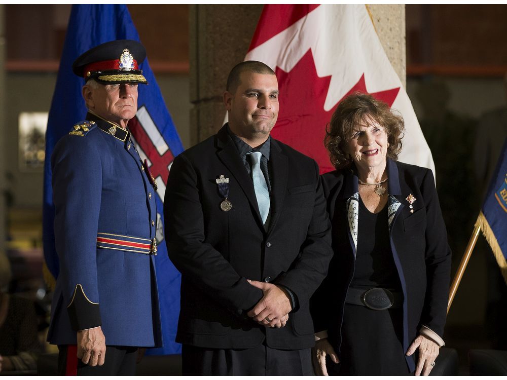 Edmonton police Const. Mike Chernyk receives silver medal for bravery ...