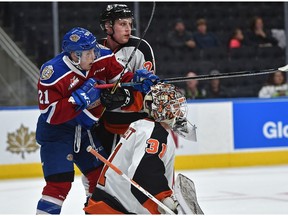 Edmonton Oil Kings Jake Neighbours (21) and Medicine Hat Tigers Dalton Gally (26) battle in front of goalie Jordan Hollett (31) during WHL action at Rogers Place in Edmonton, September 26, 2018.