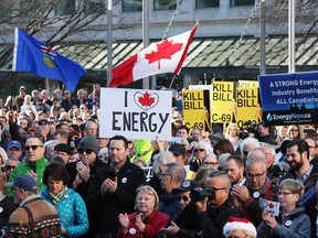 About 1,000 people turned out for the pro-pipeline rally at Calgary city hall on Monday Dec. 17, 2018.