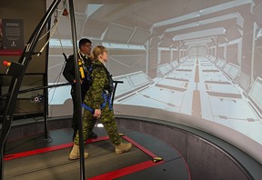 Le colonel Rakesh Jetly, psychiatre en chef, Forces armées canadiennes, démontre le système 3MDR avec le capitaine Anna Harpe à l'hôpital de réadaptation Glenrose à Edmonton le mercredi 13 février 2019. La désensibilisation et la reconsolidation de la mémoire multimodale assistée par le mouvement HiMARC (3MDR ) utilise la réalité virtuelle pour traiter le syndrome de stress post-traumatique.