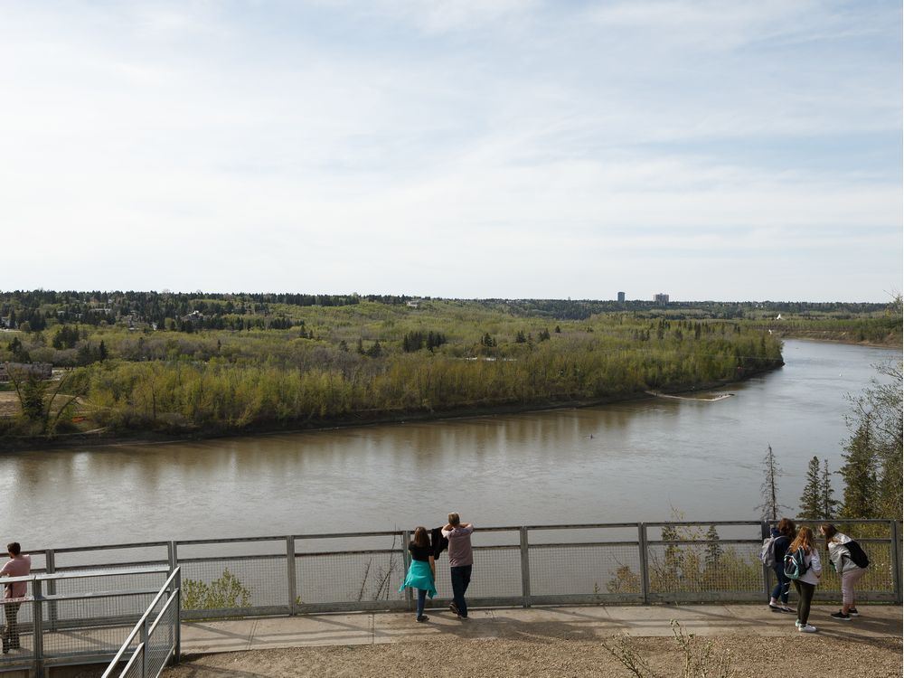Edmonton weather Windy day in Edmonton, air quality advisory issued