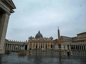 A general view shows a closed and deserted St. Peter's square with its basilica in the Vatican on March 26, 2020 during the country's lockdown following the COVID-19 new coronavirus pandemic. - An Italian employee of the Holy See who lives in the same Santa Marta residence as Pope Francis was reported on March 26, 2020 to have tested positive for COVID-19 and has been hospitalised.