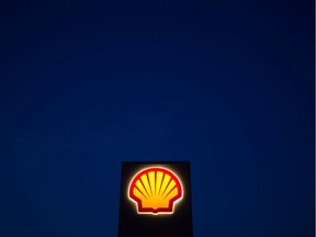 FILE PHOTO: A Shell oil and gas sign is pictured near Nowshera, Pakistan's northwest Khyber-Pakhtunkhwa Province Sept. 8, 2010. REUTERS/Morteza Nikoubazl/File Photo ORG XMIT: FW1