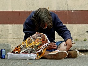 Ένας χρήστης ναρκωτικών στο κέντρο του Έντμοντον στις 4 Σεπτεμβρίου 2020.