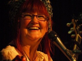 Hopefully we'll see Linda McRae in the rescheduled 2021/22 season of New Moon Folk Club.