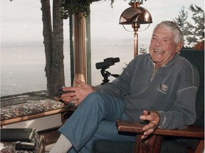 Canadian hockey ledgend Howie at his home in Parksville on Nov. 21, 2000. Meeker died on Sunday at the age of 97.