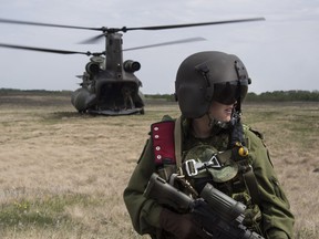 Members of the Canadian Medical Emergency Response fall back to the CH -147 Chinook helicopter, during Exercise Maple Resolve in Wainwright, Alberta on the 16th of May 2018. Photo: Corporal Andrew Kelly, Canadian Forces Combat Camera IS08-2018-0010-010