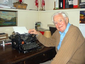 Tony Cashman in 2004 with his 1924 Underwood typewriter his mother bought for him in 1935 for $12.