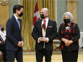 CP-Web.  Prime Minister Justin Trudeau, left, and Gov. Gen. Mary May Simon, right, pose with Randy Boissonnault, minister of tourism and associate minister of finance, at a cabinet swearing-in ceremony at Rideau Hall in Ottawa, Tuesday, Oct. 26, 2021.