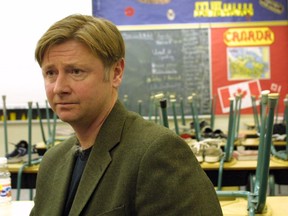 Then-Learning Minister Lyle Oberg visits Escuela Collingwood School in Calgary, on Jan. 10, 2002. File photo.