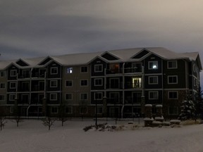 El lunes 10 de enero de 2022, se encendieron luces de emergencia en los apartamentos de Chapel Springs durante un corte de energía que afectó a 42,000 habitantes de Edmonton en varios vecindarios de Edmonton.