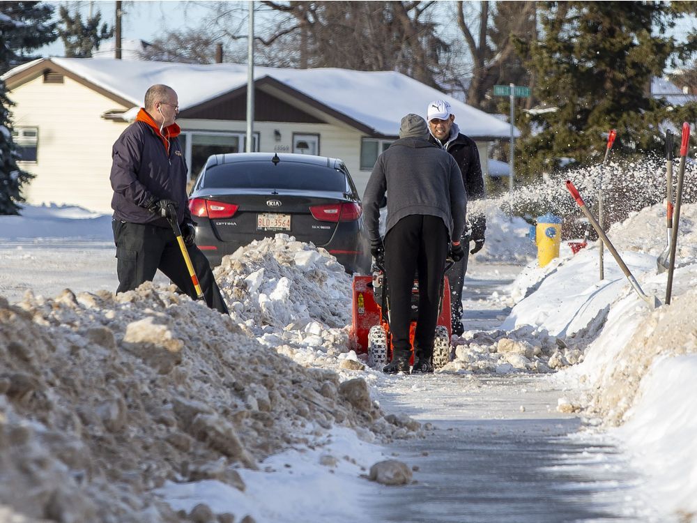 Equipes de remoção de neve de Edmonton retornam com ‘força total’ após atrasos de chuva congelante