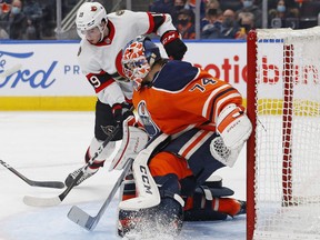 Ene.  En la segunda temporada en Rogers Place el 15 de mayo de 2022, Goldstein Stuart Skinner (74) de Edmont Oilers salvó al delantero del senador de Ottawa Drake Fatherson (19).