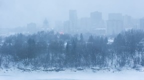 Starker Schneefall verdeckt teilweise die Innenstadt von Edmonton am Montag, den 17. Januar 2022.