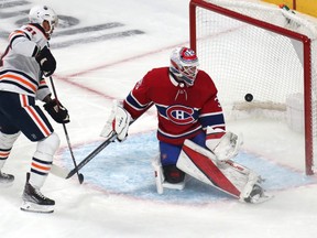 L'ailier gauche des Oilers d'Edmonton Evander Kane (91) marque un but contre le gardien des Canadiens de Montréal Sam Montembeault (35) lors de la première période au Centre Bell le 29 janvier 2022.