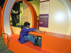 Mekseb Yamen, 7, menguji fleksibilitasnya pada mesin baru di Telus World of Science di Edmonton, yang membuka ruang yang baru diperluas dan ditata ulang pada Rabu, Februari. 16, 2022.