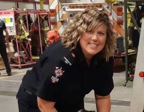 Leducin palokunnan palomies/EMT Christa Steele. Leducin kaupunkia vastaan nostettu ryhmäkanne väittää Leducin palokunnan naispalomiesten häirinnästä, syrjinnästä, pahoinpitelystä ja seksuaalisesta väkivallasta. Toimitettu valokuva