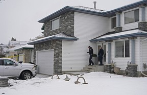Die Polizei von Edmonton untersucht eine Schießerei in einem Wohnhaus in der 374 Heath Rd.  im südwestlichen Stadtteil Riverbend von Edmonton am Montag, den 14. März 2022.