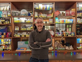 Scott Treasure, Vorsitzender des Alberta Cannabis Council, steht in seinem Einzelhandelsgeschäft The Local Cannabist in West Edmonton.