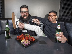 Los amantes de la comida de Edmonton, Ramnik Singh, a la izquierda, y Salvador García, que prefieren revisar la comida de la estación de servicio en lugar de los restaurantes hipster.