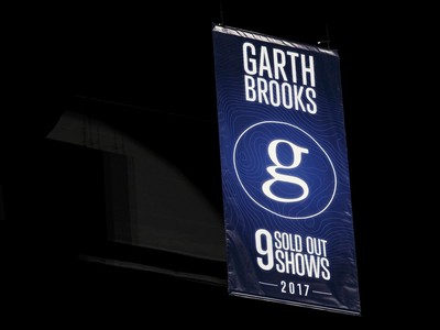Garth Brooks Adds Brand-New Opening Night For Edmonton, AB Commonwealth  Stadium on Friday, June 24th at 7:00 PM - The Country Note