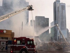 روز یکشنبه، 10 آوریل 2022، آتش نشانان سازمان آتش نشانی و نجات ادمونتون آتش را در یک ساختمان متروکه در نزدیکی خیابان های 101 و 106 در ادمونتون خاموش کردند.  آتش سوزی قبلی یک میلا پاب بسته شده را ویران کرد.  جان کوسراک / رسانه پست: