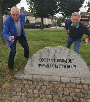 Jerry Bouma d'Edmonton (à gauche) s'affronte avec le quadruple olympien irlandais Eamonn Coghlan, lorsque Bouma a rendu visite à un bon ami Coghlan à Dublin en 2019 et que Coghlan lui a montré un rond-point portant le nom de Coghlan. Coghlan figure dans le livre que Bouma vient de publier sur le record de relais de 16 années consécutives qu'ils ont tous deux contribué à établir alors qu'ils étaient membres de l'équipe d'athlétisme de l'université américaine Villanova. (Photo fournie/Nick Lees)