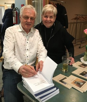 Jerry Bouma et sa femme Vi Becker lors du lancement du livre de Bouma, où l'ancien athlète a dédicacé des exemplaires de son livre qui vient de paraître sur le record de 16 années consécutives qu'il a aidé à établir pour l'Université de Vinnanova à l'Université de Pennsylvannia Relays. La rencontre annuelle d'athlétisme aurait attiré plus de spectateurs que les Jeux olympiques. (Photo fournie/Nick Lees)