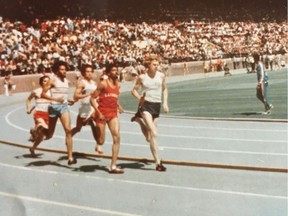 Jerry Bouma dirige Marty Liquori, un autre étudiant de l'Université américaine Villanova et membre de l'équipe de piste, avec un tour à faire, dans une course d'un mile lors d'une compétition sur piste à Rochester NY. Liquori, alors le miler le plus rapide du monde, a chronométré à 4:03 minutes, devançant Boumra au poteau d'une seconde. (Photo fournie/Nick Lees)