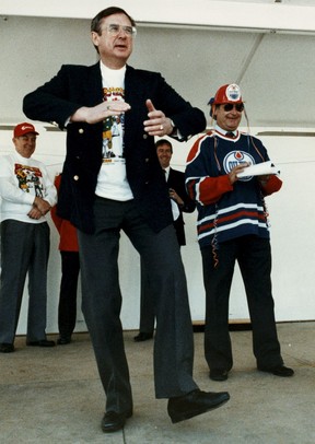 Battle of Alberta: Calgary mayor wears Edmonton Oilers jersey at